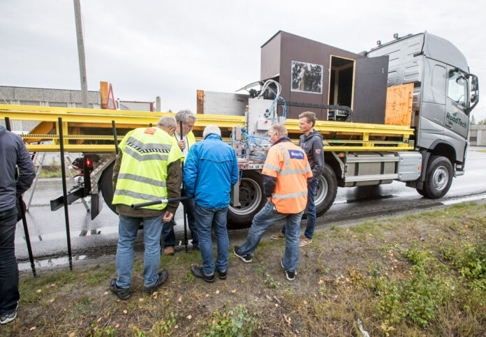 Folk fra Statens vegvesen og entreprenører på demonstrasjon av Roadtechs stikkesetter