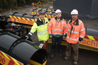 Øveraasen har også levert nye ploger fra Arctic Machine til kontrakten. F.v. Erik Abrahamsen, Joakim Monsen og Thomas Hedberg.