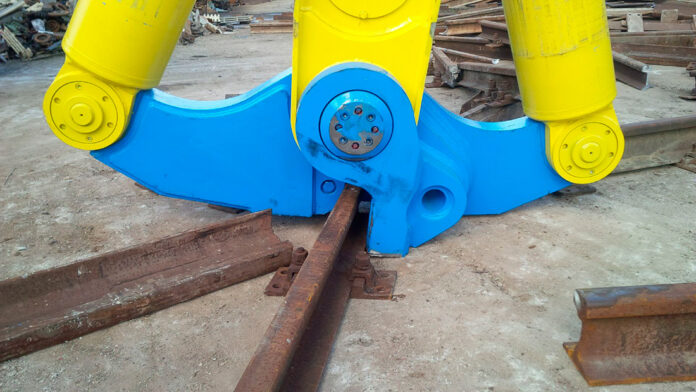Mantovanibenne MS30 Railwaycutter||MS30 jernbaneskinnekutter på gravemaskin