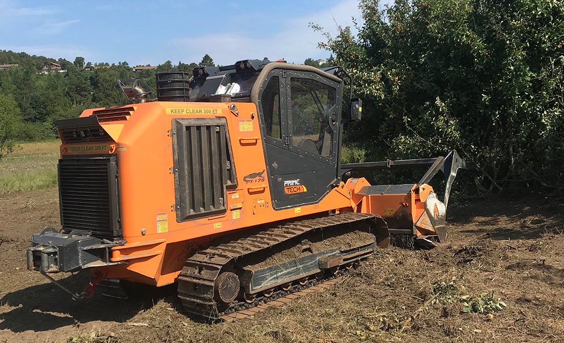MOTOR: En 160 hk Cummins bor i hula bak hytta. (Foto: Skjetne Maskin)