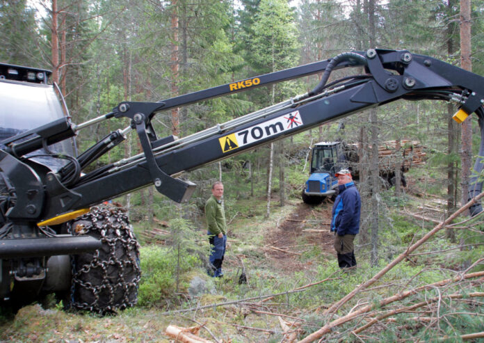 Tom Øyvind Malmerengen (t.v.) og Stein Olav Tuhus har deltatt i prosjektet og fått kartlagt hjerterytme og stressnivå. (Foto: Astri Kløvstad).|Forsker Giovanna Ottaviani Aalmo fester hjertemåler på en av personene i prosjektet sommeren 2015. (Foto: Nibio).|Denne maidagen hadde de lysforholdene og den temperaturen som Stein Olav Tuhus (t.v.) og Tom Øyvind Malmerengen opplevde som mest optimale å jobbe i. Med en bemannet lassbærer i nærheten er også sikkerheten større