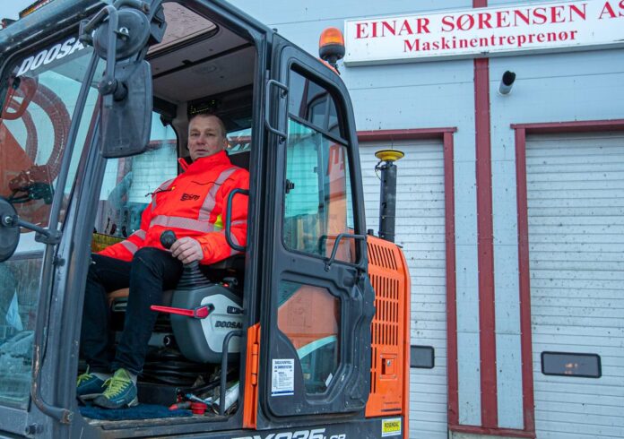 Jon Egil Sørensen i gravemaskin||