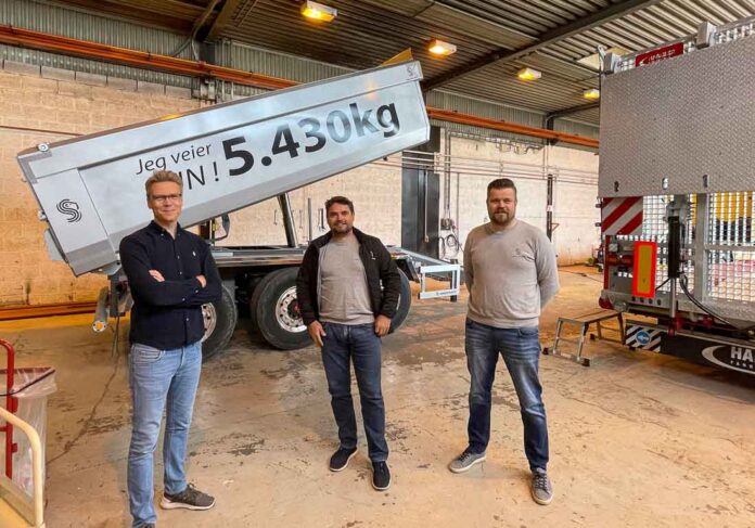 ||Dumperkjerre lastes av hjullaster