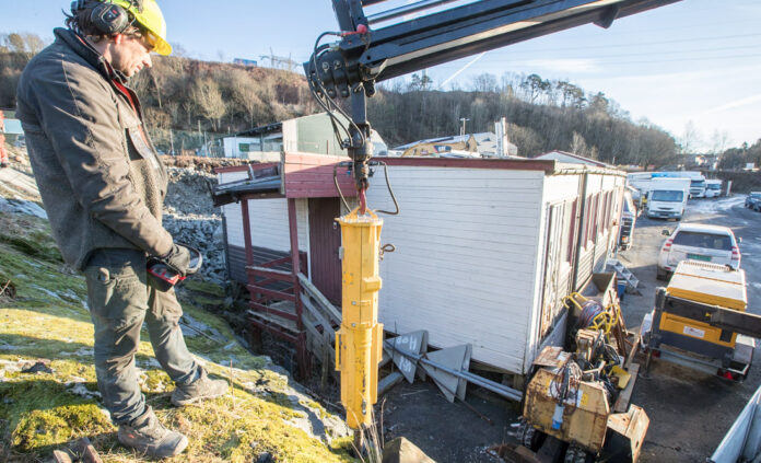 |Fana Fjell - Øyvind Sandven - Darda C20||Øyvind Sandven - Fana Fjell AS - bergsplitting|Fana Fjell - Øyvind Sandven - hydraulisk kile|Øyvind Sandven - Fana Fjell - Volvo|Flage Maskin - Darda C20 - Menzi Muck - Gudvangatunnelen
