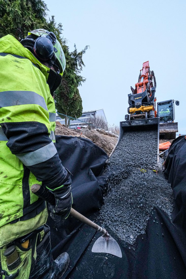 Tiltrotatoren er uvurderlig i mye av arbeidet i grøfter på VA-prosjekter.