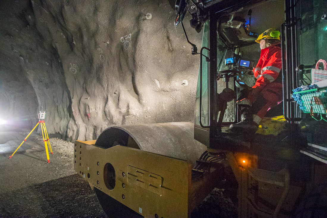 Vals og totalstasjon i tunnel