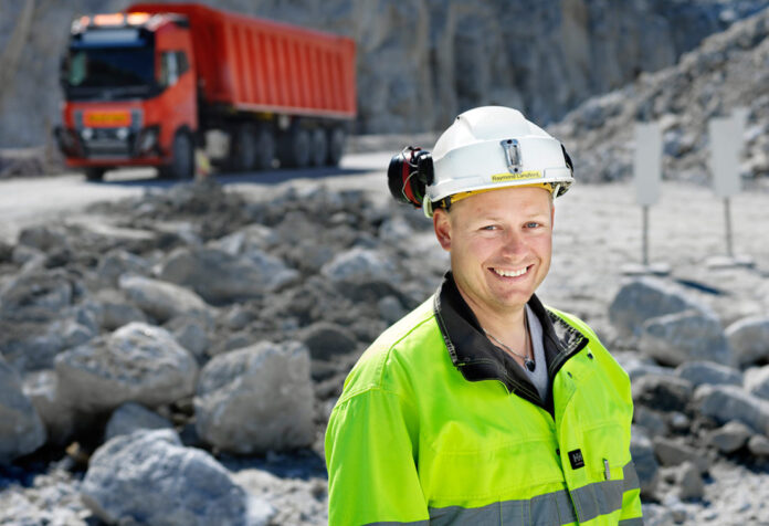 |Fem kilometer autonom kjørerute i tunnel og i dagen hos Brønnøy Kalk AS|Volvo lastebil uten fører