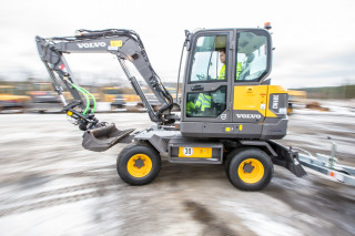 EW 60E kjører i 30 km/t. 