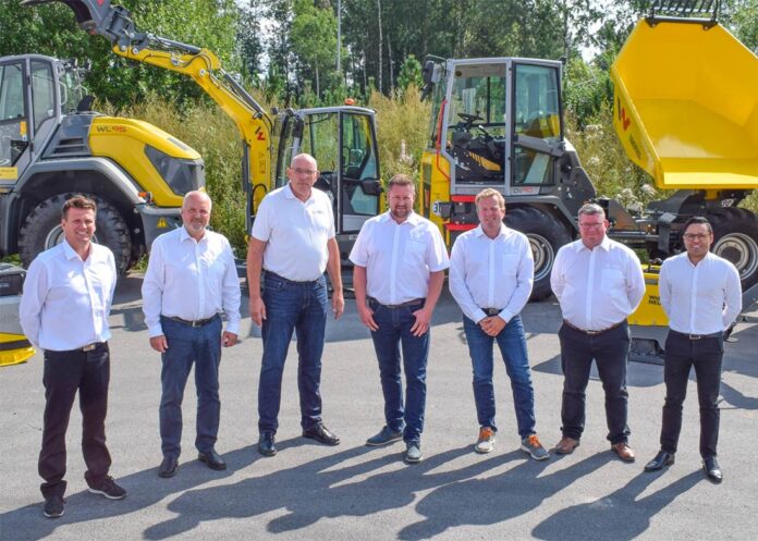 F.v. Anders Hagstrøm, Roy Hagen, Trond Midtskog, Øyvind Ottinsen, Yngve Samuelsen, Stein Åbråten og Andrès Moreno. (Foto: Wacker Neuson AS)