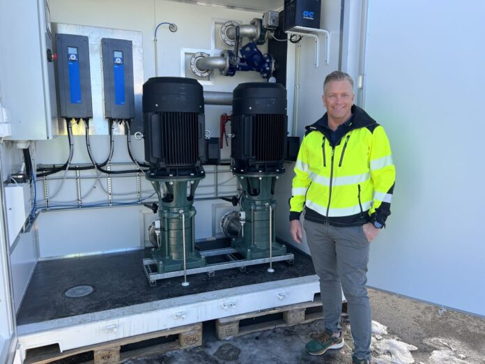 Intec Pumper Aleksander Stein|Aleksander Stein med en av de minste pumpene Intec Pumper leverer. (Foto: Njål Hagen)||Slede pumpe||Pumpestasjon||Murmansk tomt for vann
