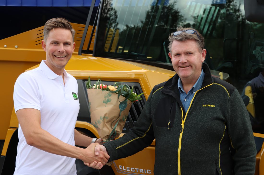Lars-Petter Ulvesli (t.v.), daglig leder i Rental Group Ekspert, og John Vidar Bakken, salgssjef i Hydrema Norge, under overleveringen. (Foto: Njål Hagen)