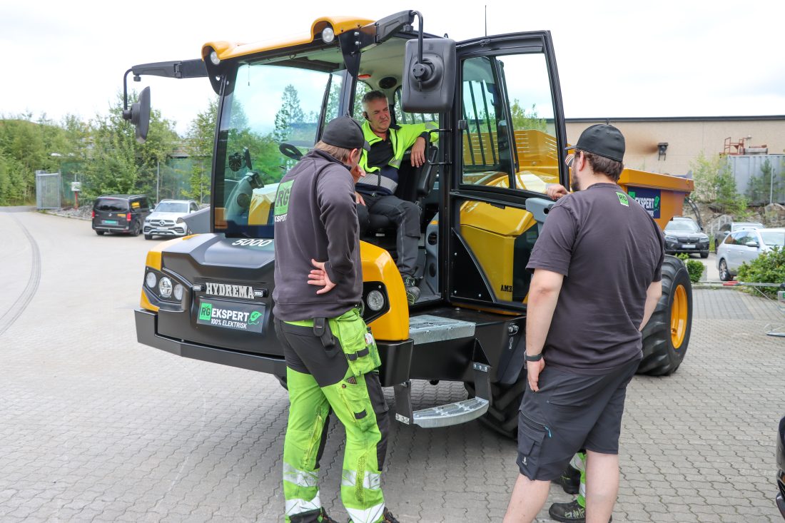 Flemming Jensen (i førerhytta), servicesjef hos Hydrema Norge, hadde full gjennomgang av el-dumperen med de ansatte hos Rental Group Ekspert. (Foto: Njål Hagen)