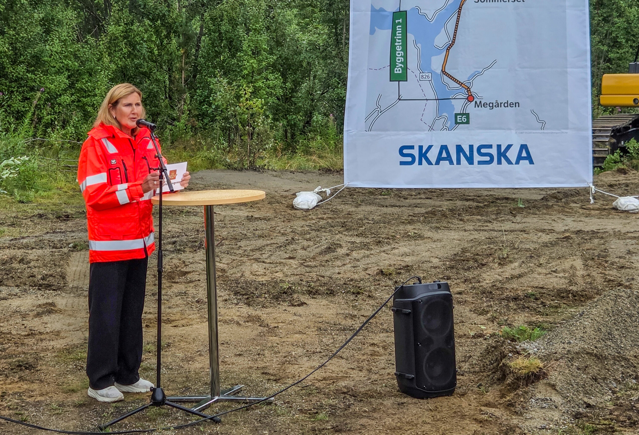 – Byggetrinn to vil bli delt i to kontrakter. Én for den 810 meter lange hengebrua over Leirfjorden og én for veien gjennom Bonnådalen til Mørsvikbotn, sa vegdirektør Ingrid Dahl Hovland. (Foto: Martin Grønnslett/MEF)