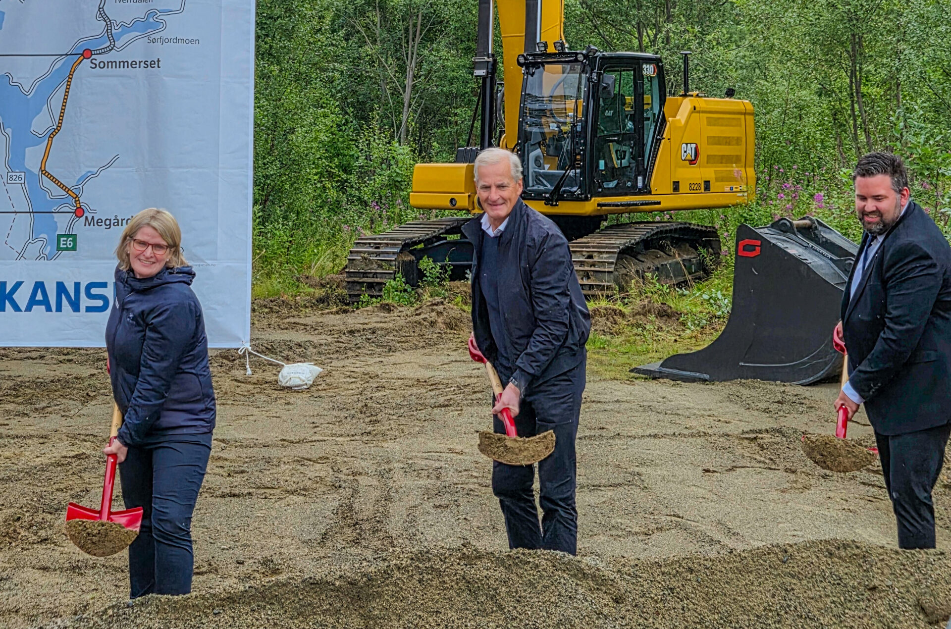FØRSTE SPADETAK: Fra venstre: Marianne Dobak Kvensjø (fylkesråd for samferdsel i Nordland,) statsminister Jonas Gahr Støre og Kolbjørn Mathisen (ordfører i Sørfold). (Foto: Martin Grønnslett, MEF)