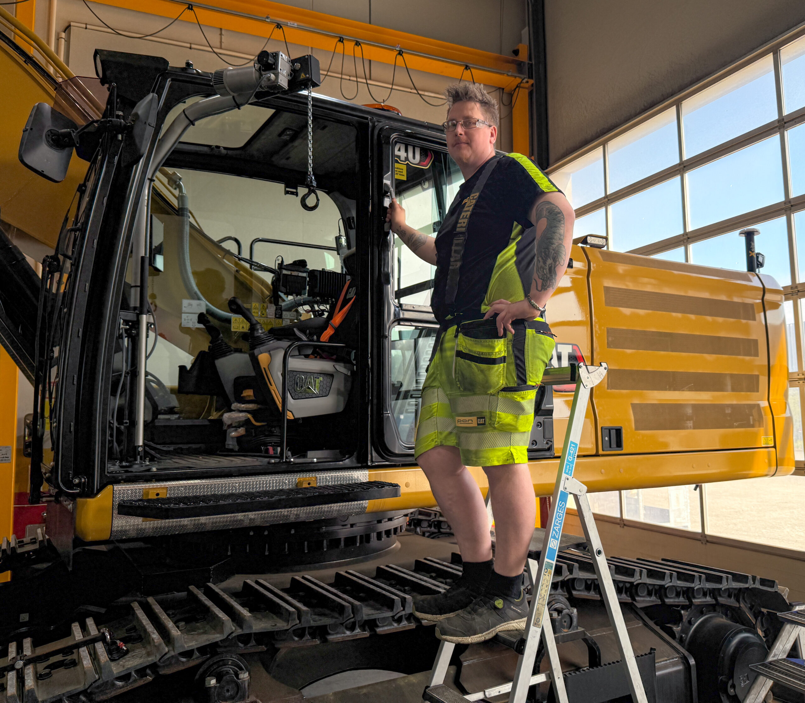 Stian Vestre, mekaniker hos Pon Equipment i Sandnes, har stått for ombyggingen. Han forteller at det har vært mye spesialtilpasninger og han har måttet 3D-printe flere komponenter. (Foto: Njål Hagen)