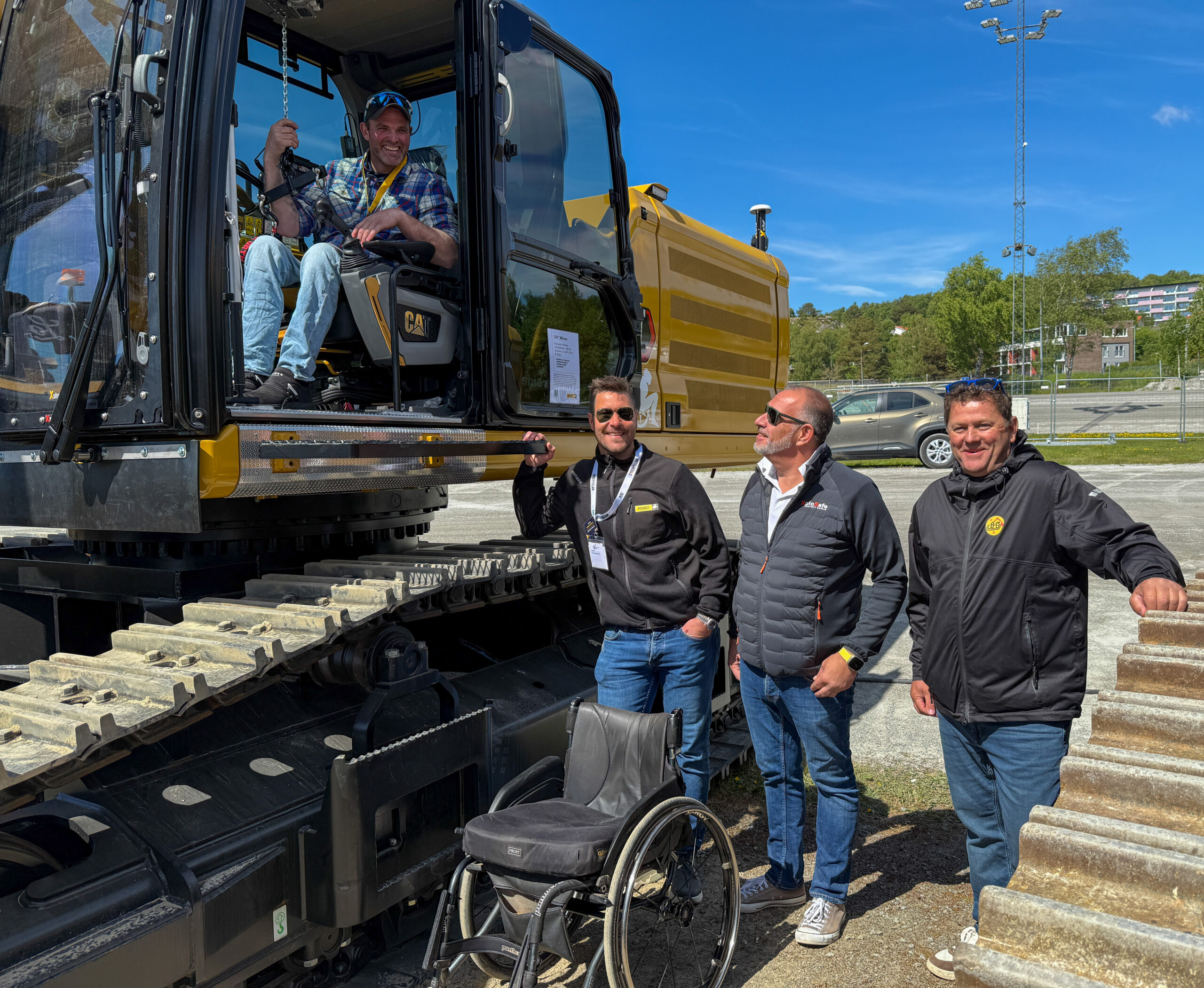 Cat-graveren var utstilt på standen til Pon Equipment under MEFA. Fra høyre: Per Inge Gravdal, maskinsjef Bertelsen & Garpestad, Kai Marius Klein, salgssjef Xplosafe, Christer Østerhus, selger Pon Equipment i Rogaland, og i maskinen, maskinfører Richard Fromreide. (Foto: Njål Hagen)