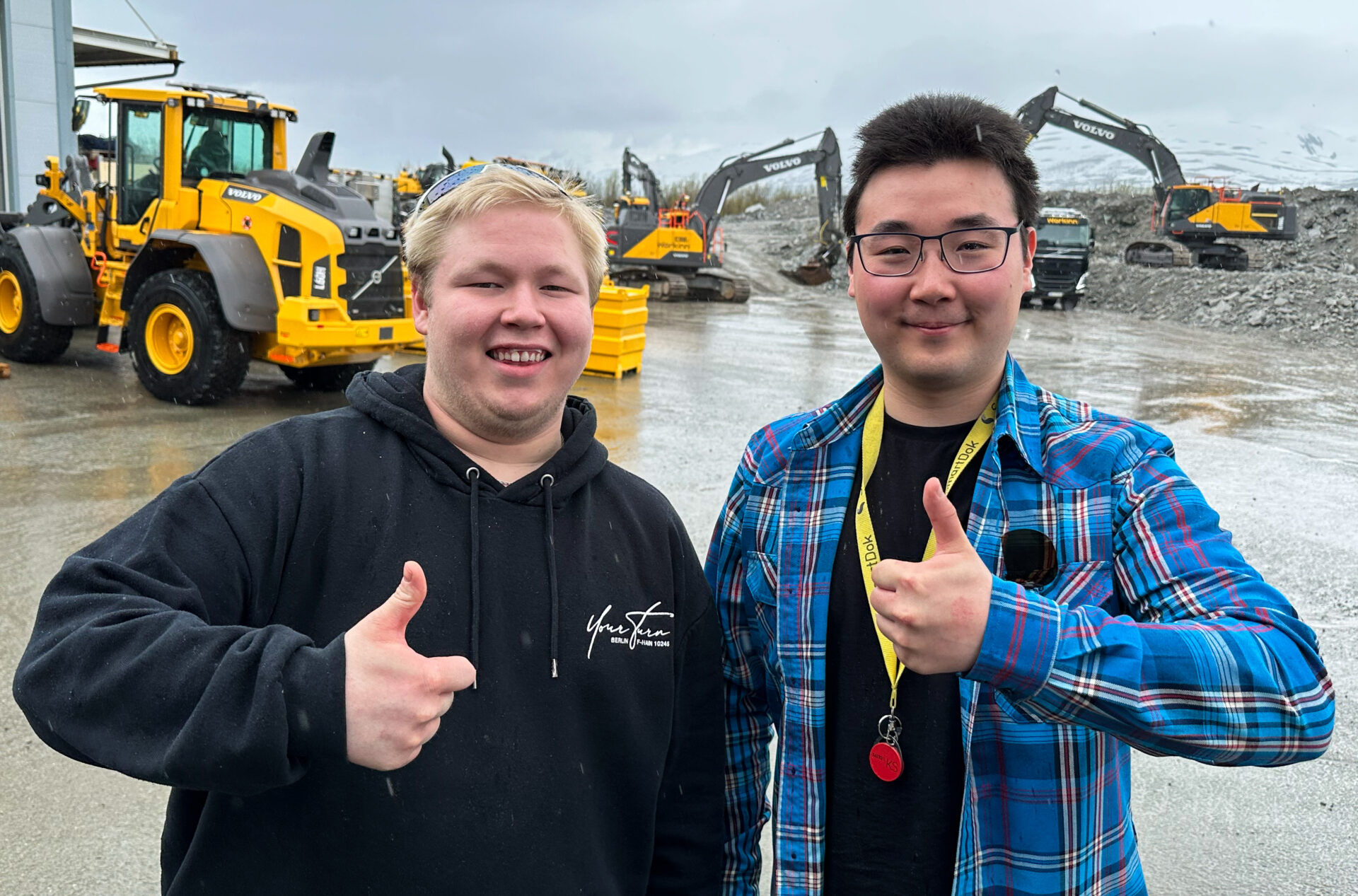Noah Helander (19) og John-Aage Hamnvik (23) er strålende fornøyde med at de allerede fått fast jobb via Anleggsløftet, hos henholdsvis LNS AS og BAKS AS. (Foto: Runar F. Daler)