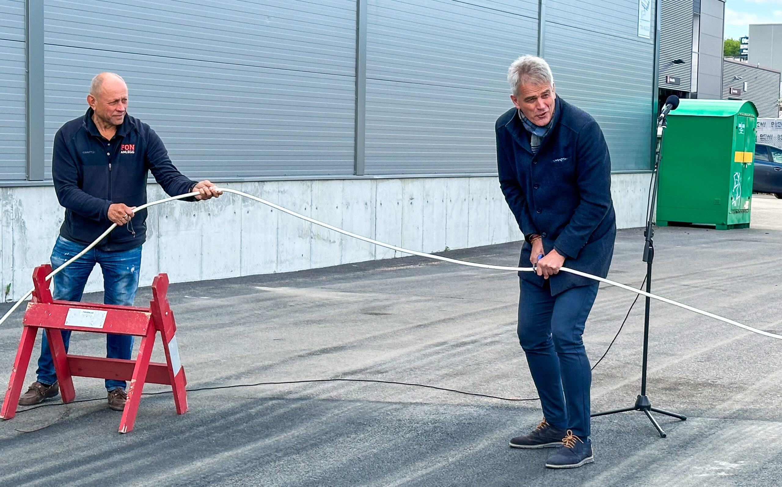 Sandefjord-ordfører Bjørn Ole Gleditsch sto for den offisielle åpningen av anlegget. Her foretar han en litt spesiell «snorklipping», mens Carl Christian Fon følger spent med. (Foto: Runar F. Daler)