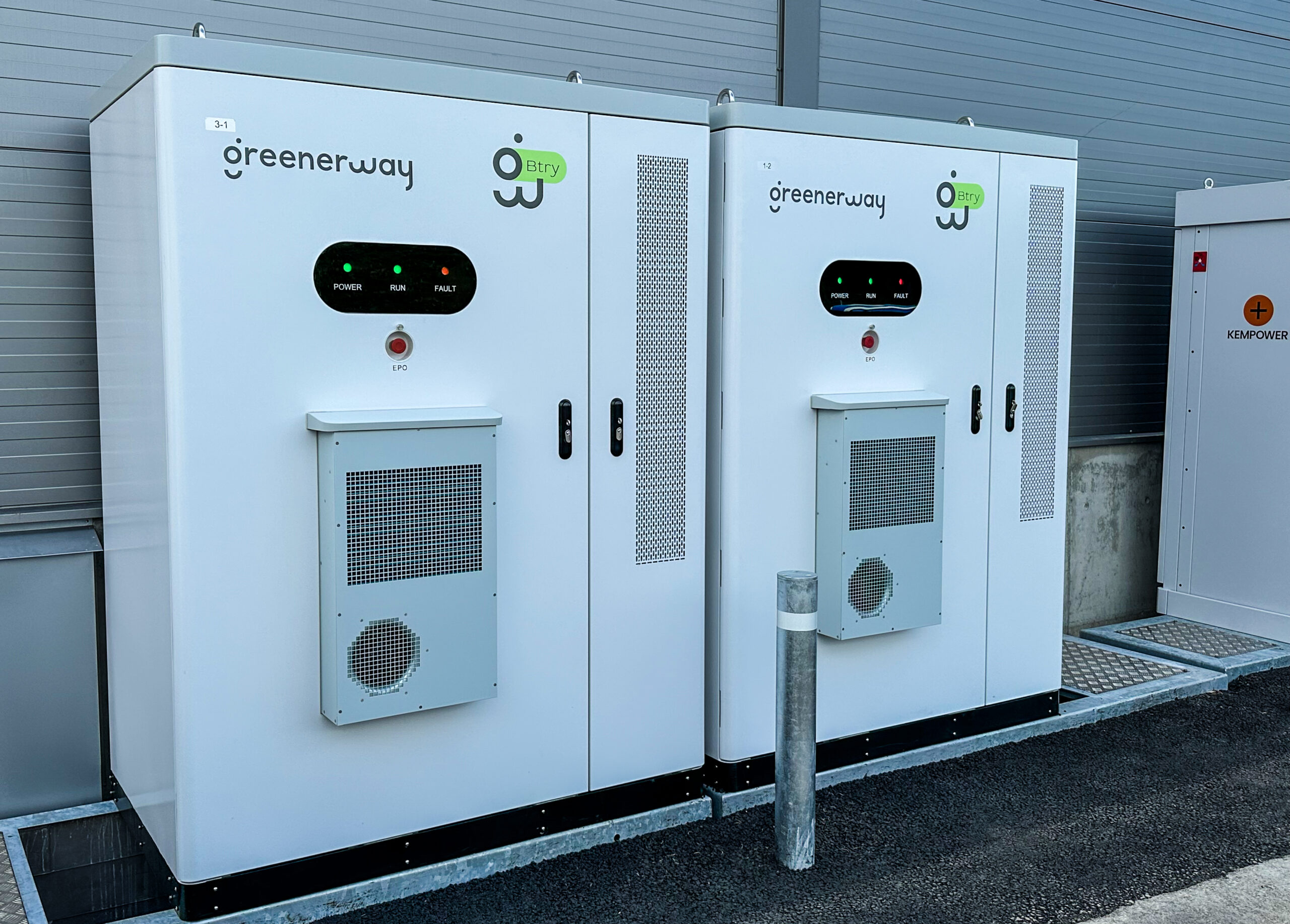 Batteripakken som gjør det mulig å lagre overskuddsstrøm fra solcellene, som deretter kan brukes til å lade lastebilene. (Foto: Runar F. Daler)