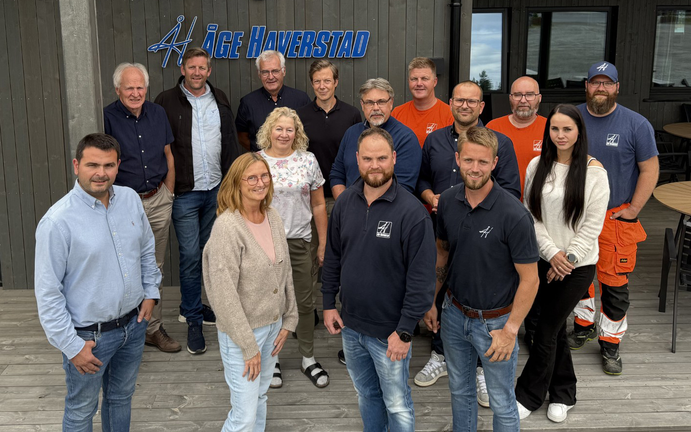 Solstein Gruppen. Foran fra venstre: Amund Lien, Hanne Bekkevar, Christopher Haverstad, Lars Mathias MoenMidten fra venstre: Ingrid Baukhol, Carl Terje Haug, Ola Ruststuen, Therese Silliløkken Bak fra venstre: Eivind Bjøralt, Kjell Iver Gjerdalen, Bjarne Slapgard, Svein Erik Besserud, Runar Kluften, Steinar Monsen, Jørn Espen Træet. (Foto: Solstein Gruppen) 