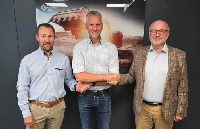 Fra avtaleinngåelsen hvor CEG kjøper Ankerløkken. Fra venstre: Morten Paulsen, daglig leder i Ankerløkken, Tor Kjetilson Moe, Group CEO i Construction Equipment Group, og Ole Andreas Aaserud, styreleder i Ankerløkken. (Foto: CEG)