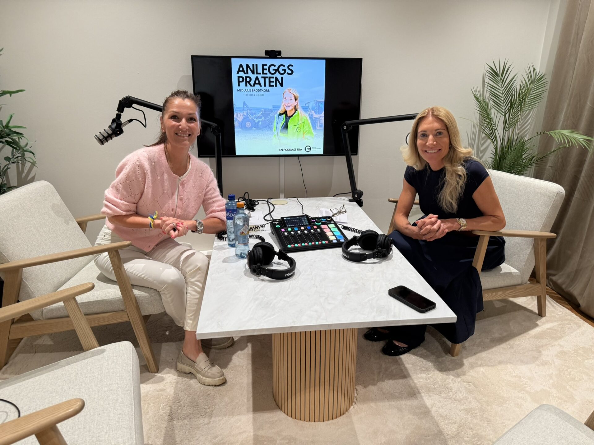 MEF har nå publisert sjuende podkasten i serien «Anleggspraten». Her kan du høre MEF-sjefen Julie Brodtkorb i samtale med Gudrun Berg Hansen, adm.dir. i Volvo Maskin. (Foto: MEF)