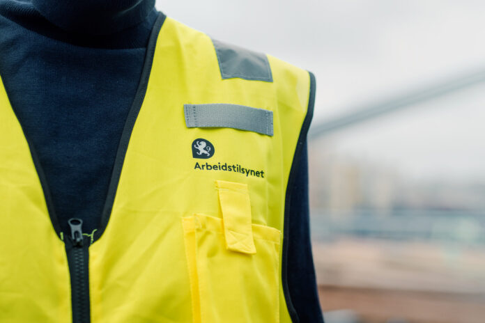 Arbeidstilsynet har publisert en avklaring om hvordan lastebilkraner skal kontrolleres etter to ulykker med dødelig utfall i 2023. I begge tilfellene hadde lastebilene kjørt med hevet kranarm. (Foto: Arbeidstilsynet)