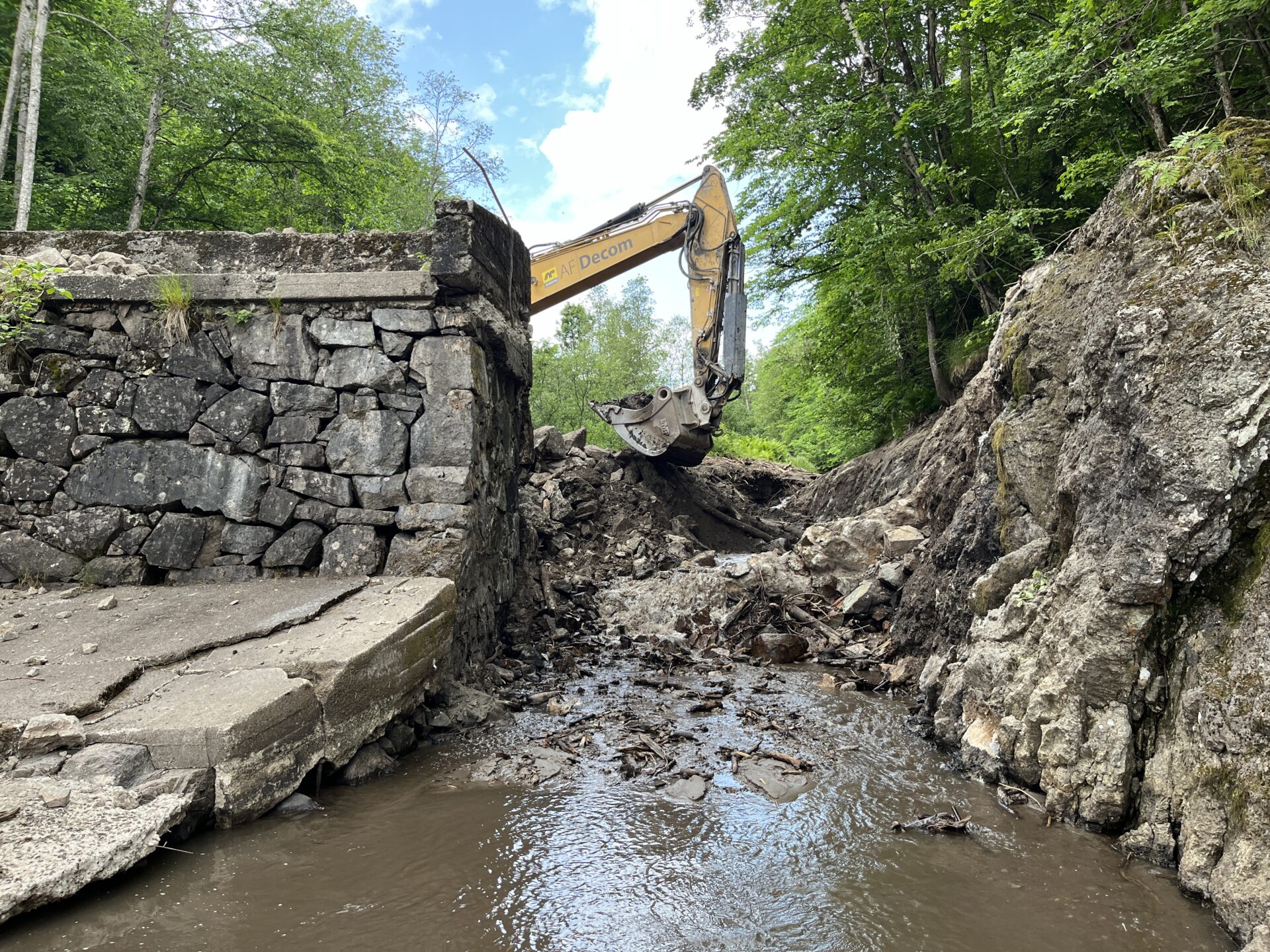 Her fjernes sedimenter i forbindelse med rivningen av Bjørumdammen. (Foto: Ole Jørgen Sæves/Statens vegvesen)