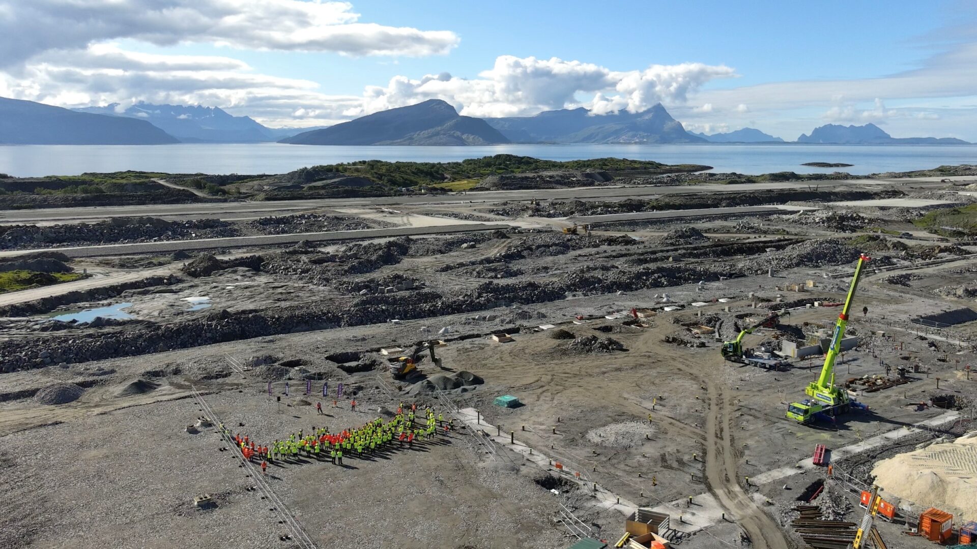Oversiktsbilde over grunnsteinsnedleggelse på nye Bodø lufthavn. (Foto: Tor O. Iversen, Avinor)