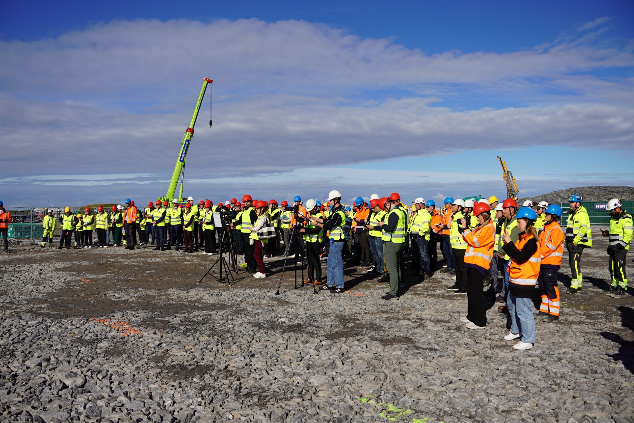 De oppmøtte på grunnsteinsnedleggelsen på nye Bodø lufthavn. (Foto: Øystein Løwer, Avinor)