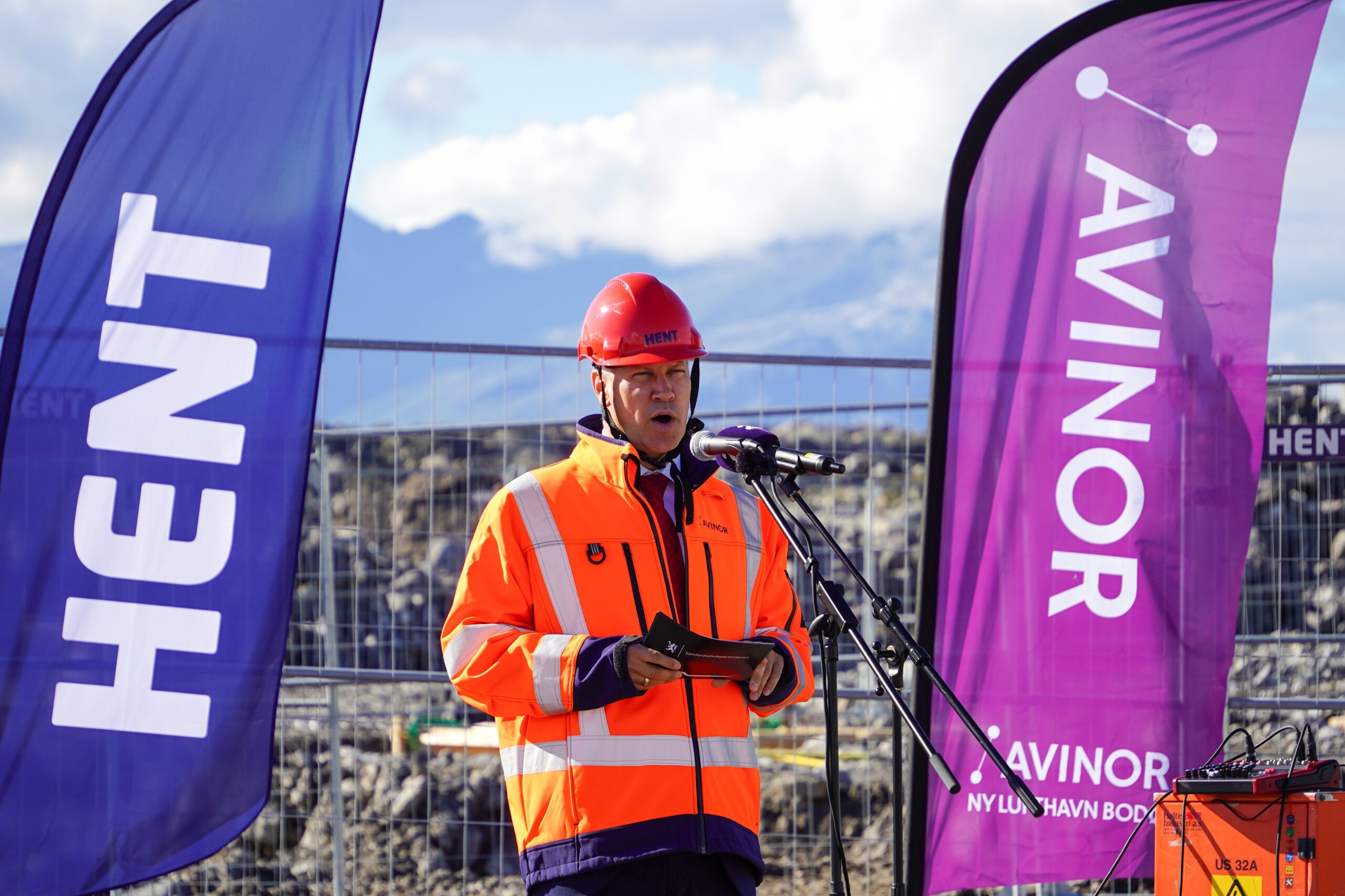 Jon-Ivar Nygård under grunnsteinsledleggelsen på nye Bodø lufthavn. (Foto: Øystein Løwer, Avinor)