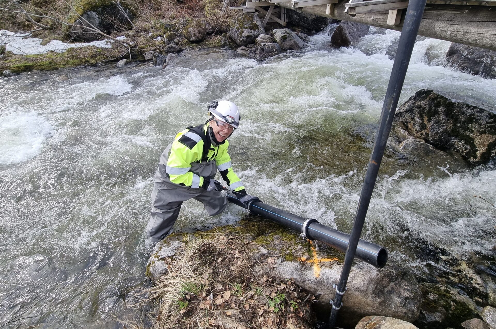 May Kvalheim Bagge-Lund og Cautus Geo har installert mye utstyr for vannovervåking for ny E6 forbi Lillehammer. (Foto: Cautus Geo)