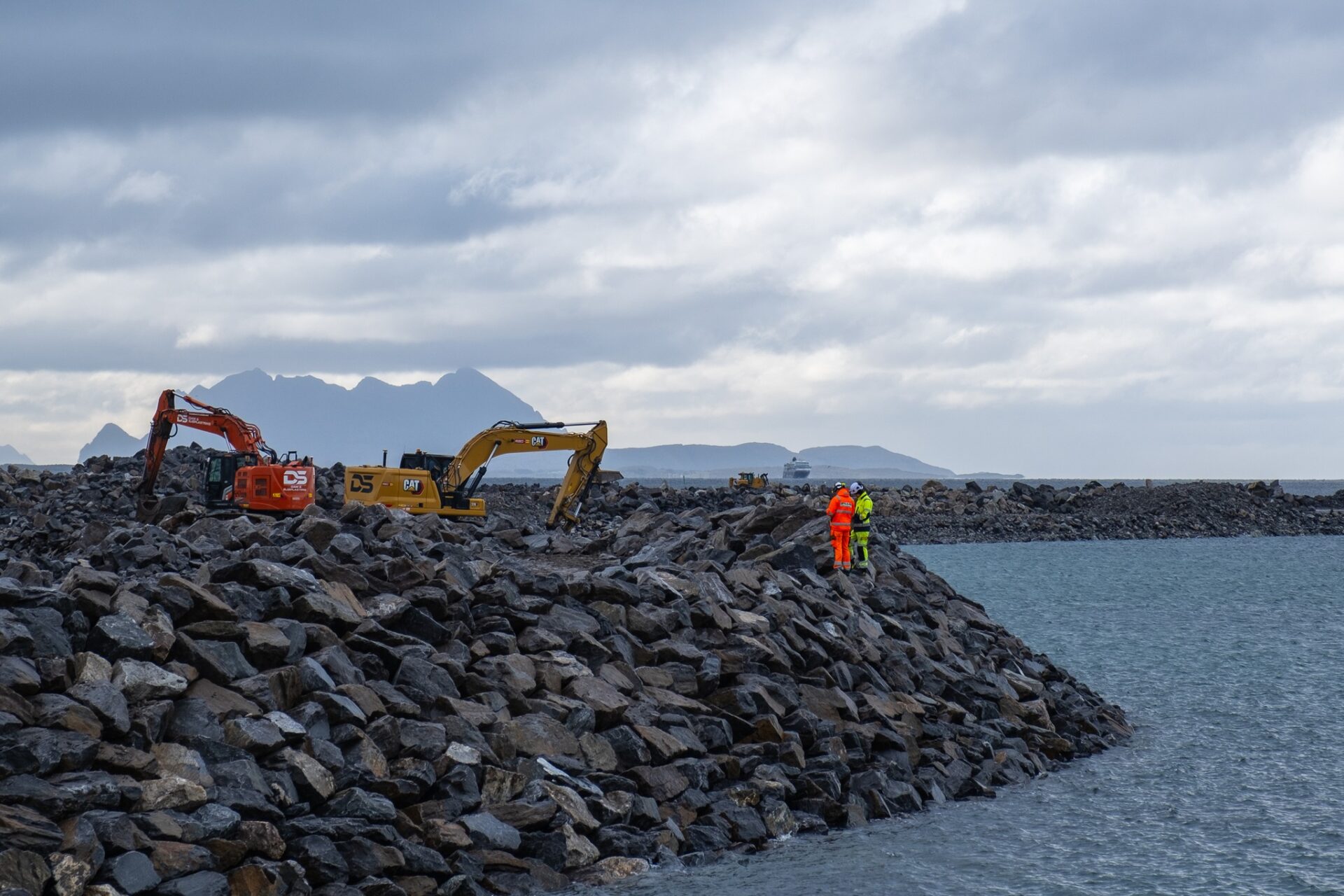 Dam & Sjøplastring har spesialisert seg innen damanlegg, molo og plastring. Her fra arbeidene med ny lufthavn i Bodø. (Foto: Tor O. Iversen, Avinor)