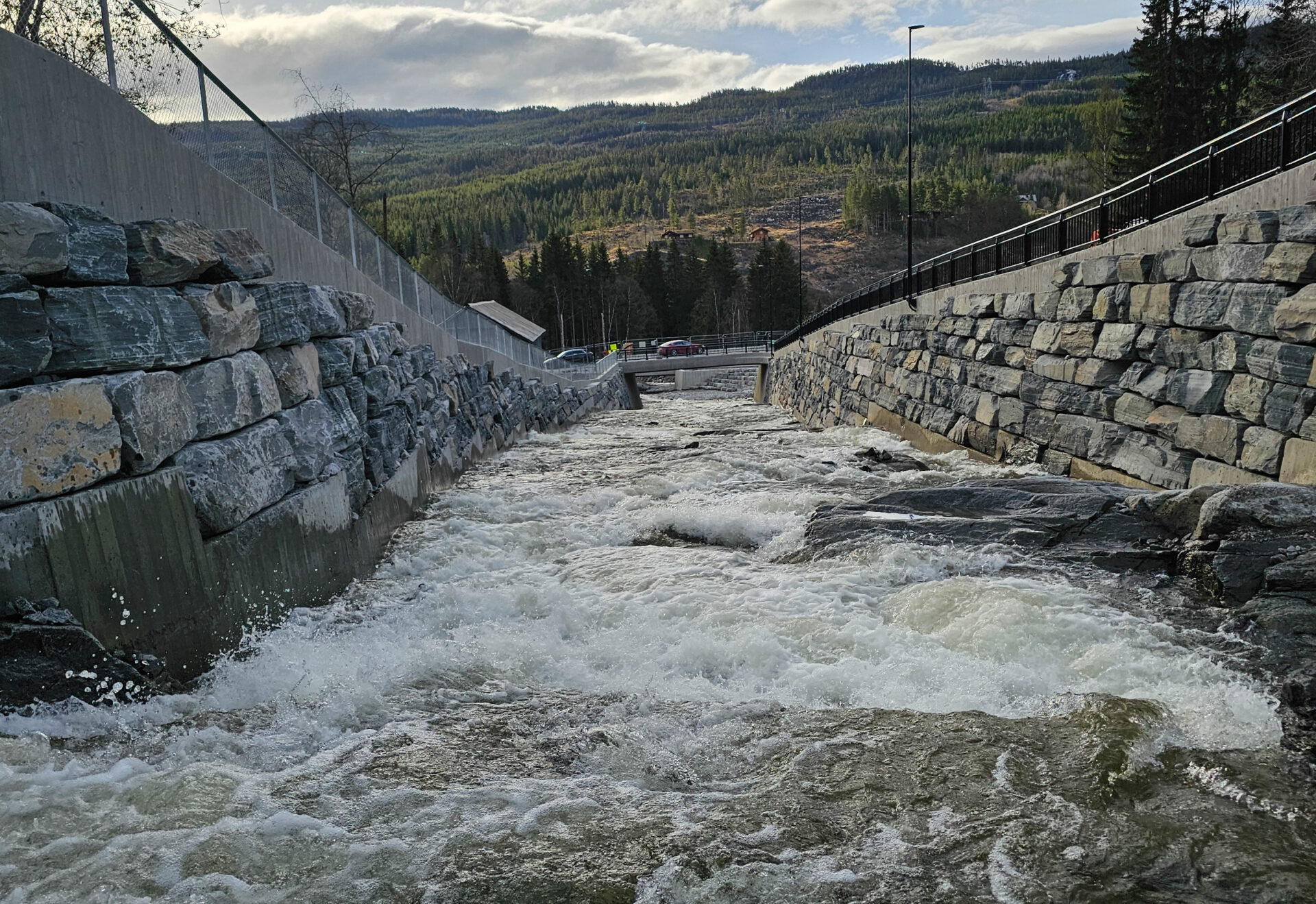 Ferdig flomsikring langs Kvinda. (Foto: NVE)