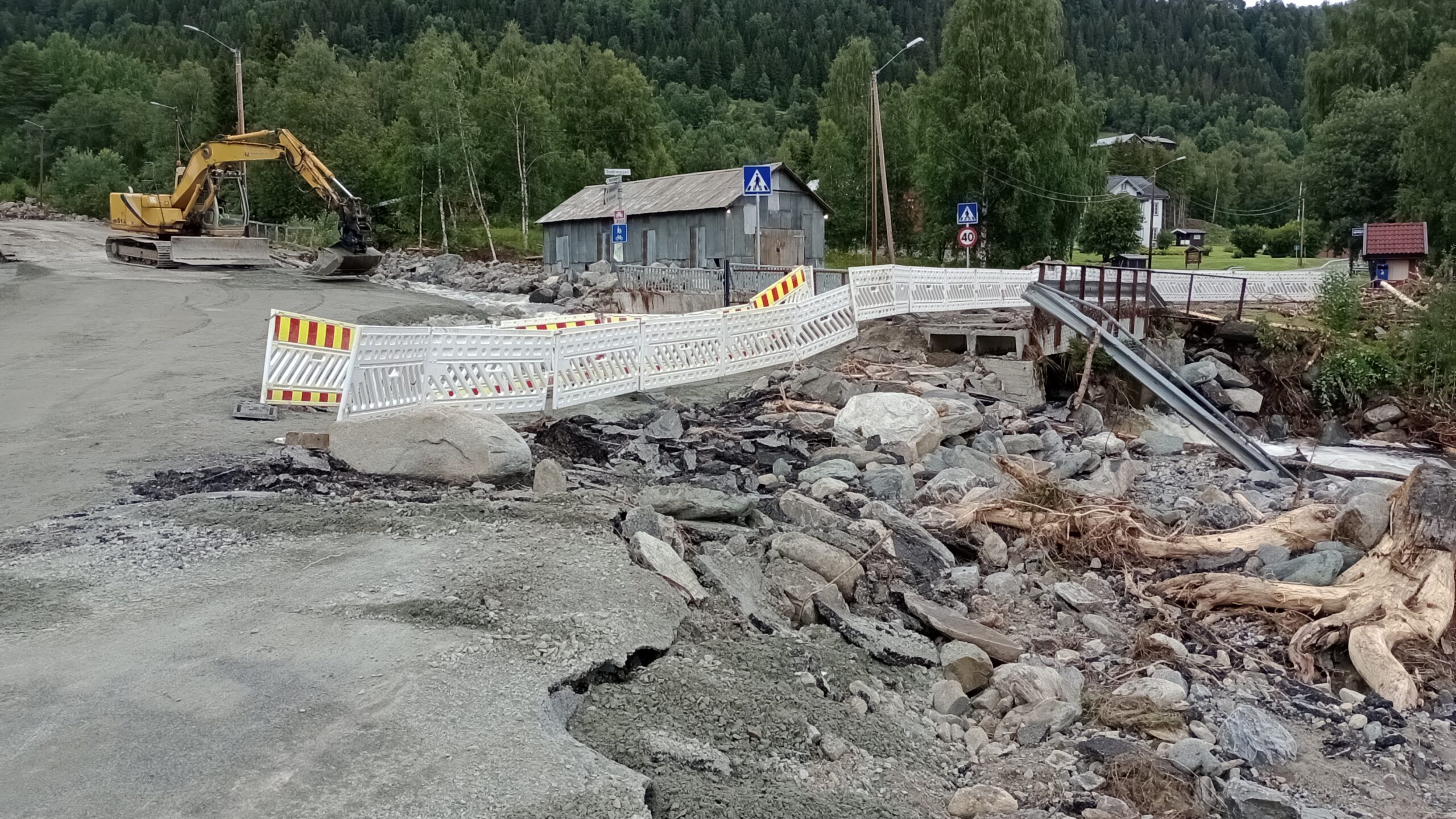 Under ekstremværet Hans ble elveløpet i nedre del av Kvinda ødelagt. Et skred førte med seg store steinmasser, trær og annet materiale. (Foto: NVE)