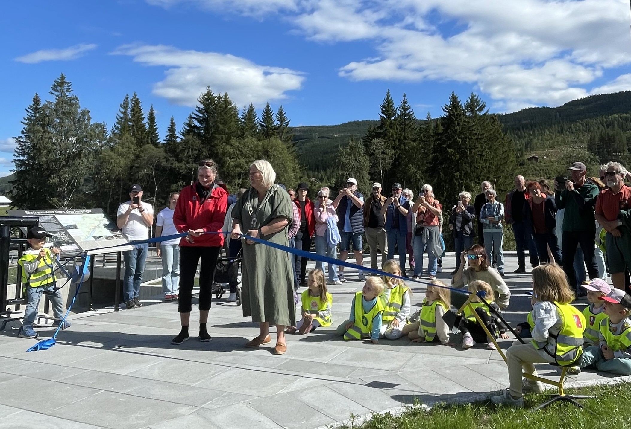 Fungerende skred- og vassdragsdirektør Toril Hofshagen og ordfører i Ål kommune Solveig Vestenfor, foretok den offisielle åpningen av sikringsanlegget. (Foto: NVE)