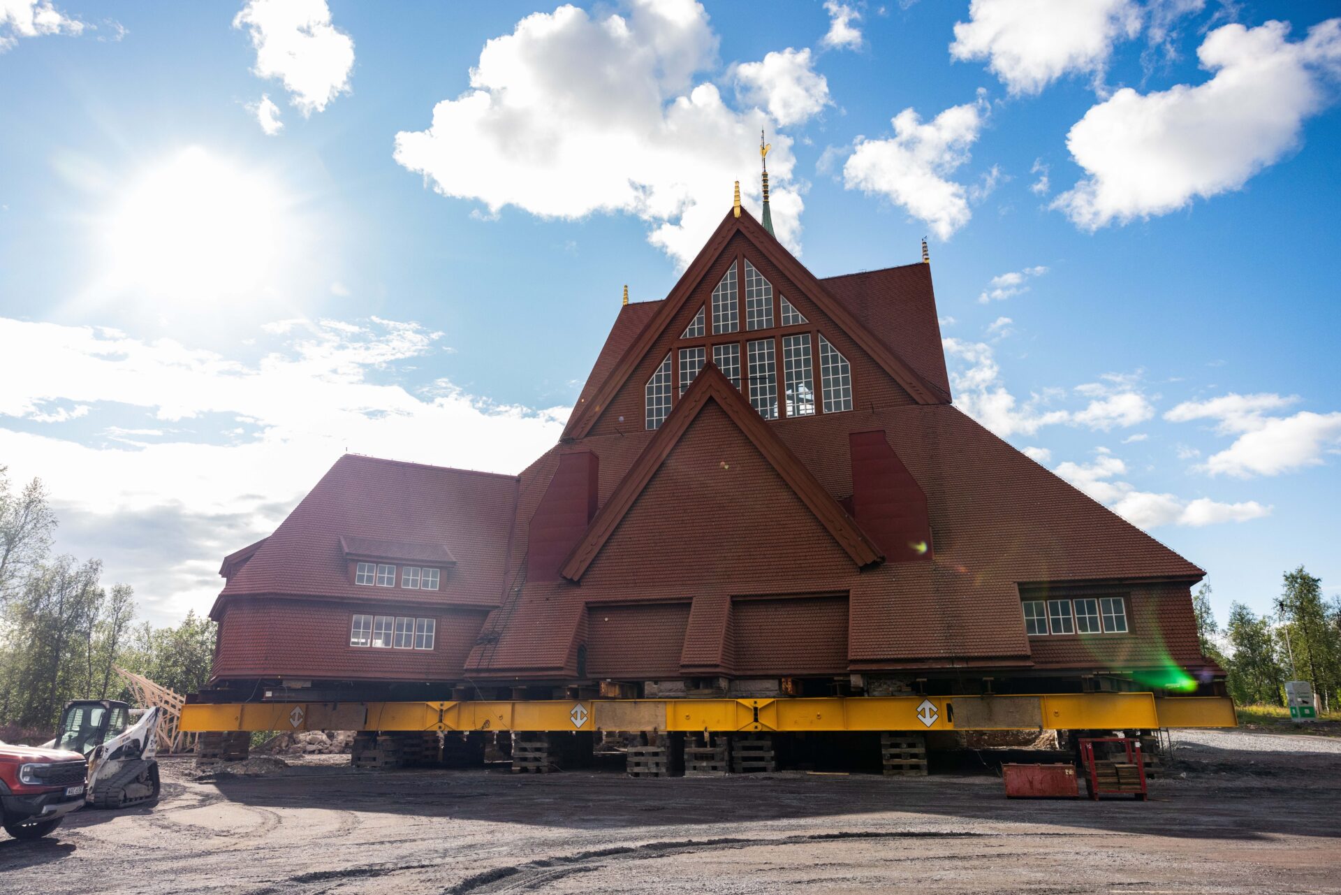 Tirsdag morgen starter Veidekke med jobben med å flytte Kiruna Kirke. (Foto: Veidekke)