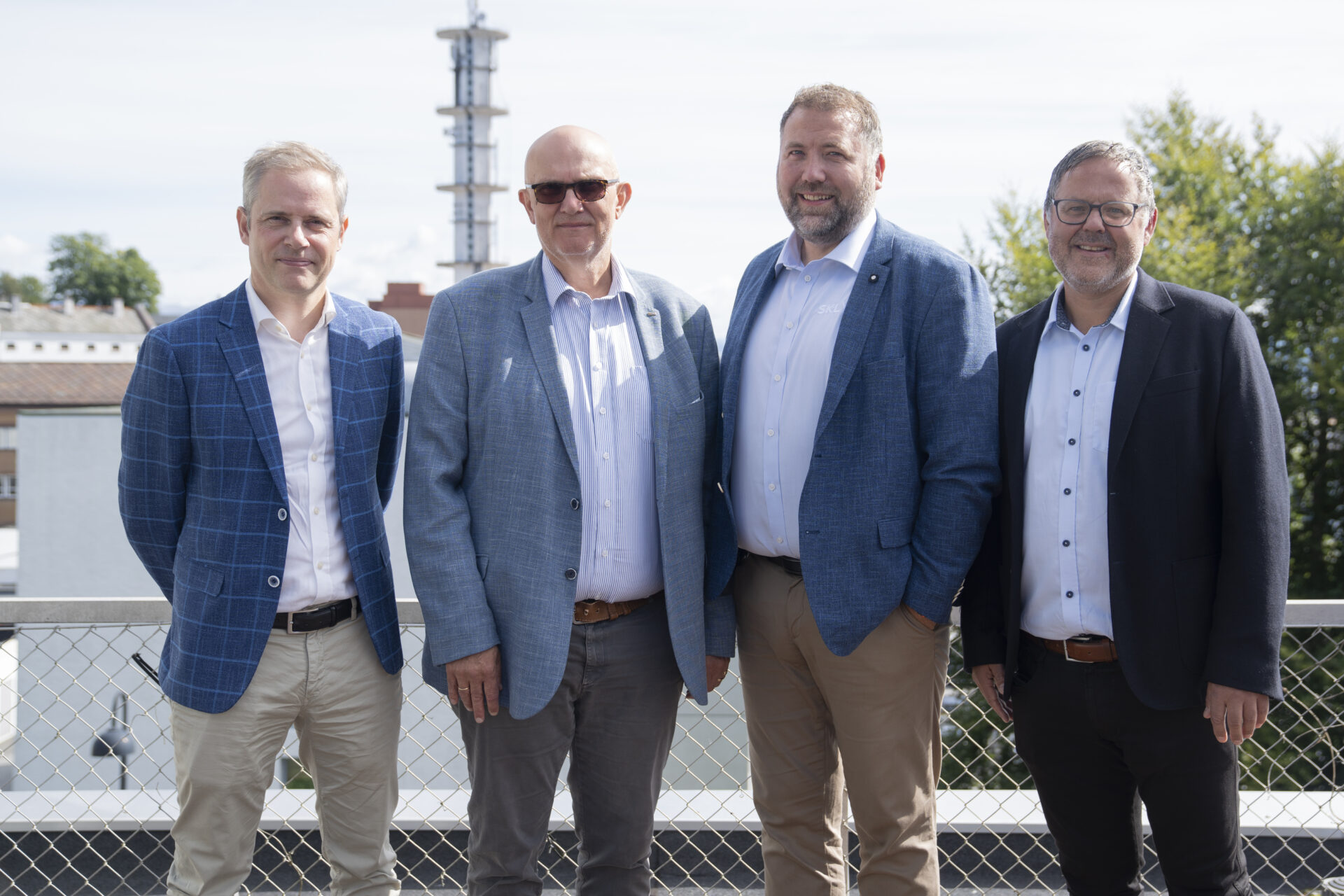 Kontraktspartene, fra venstre: Jonas Tetlie, administrerende direktør i LNS, Dag R. Brox, viseadministrerende direktør i LNS, Ketil Heimvik, prosjektleder hos Sunnhordaland kraftlag og John Martin Mjånes, administrerende direktør i Sunnhordaland kraftlag. (Foto: Peter Tubaas)