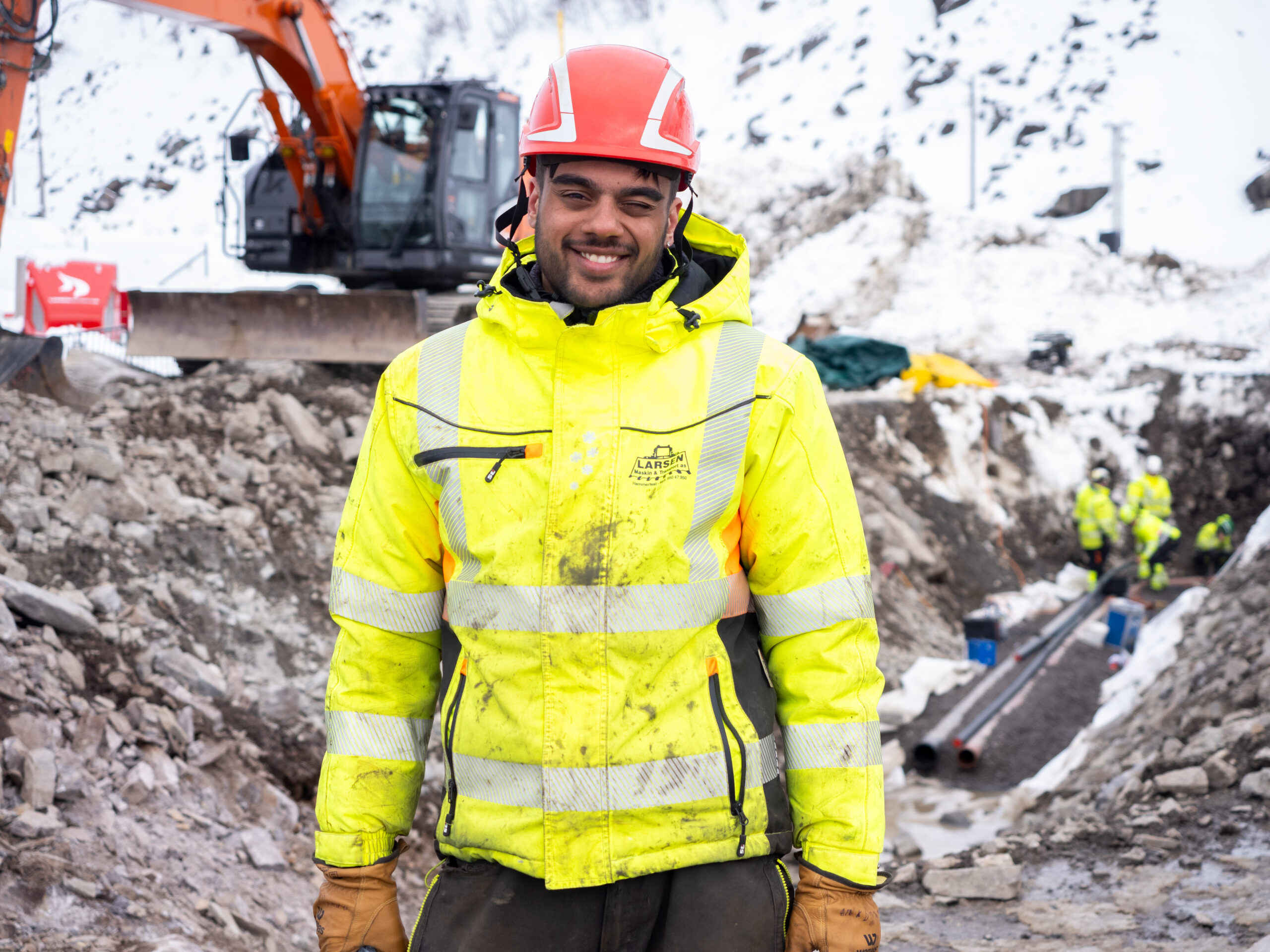 Fysisk arbeid, varierte oppgaver og et godt arbeidsmiljø. For Aleksander Mansika Øyan er det oppskriften på en perfekt arbeidsdag hos Larsen Maskin & Transport.