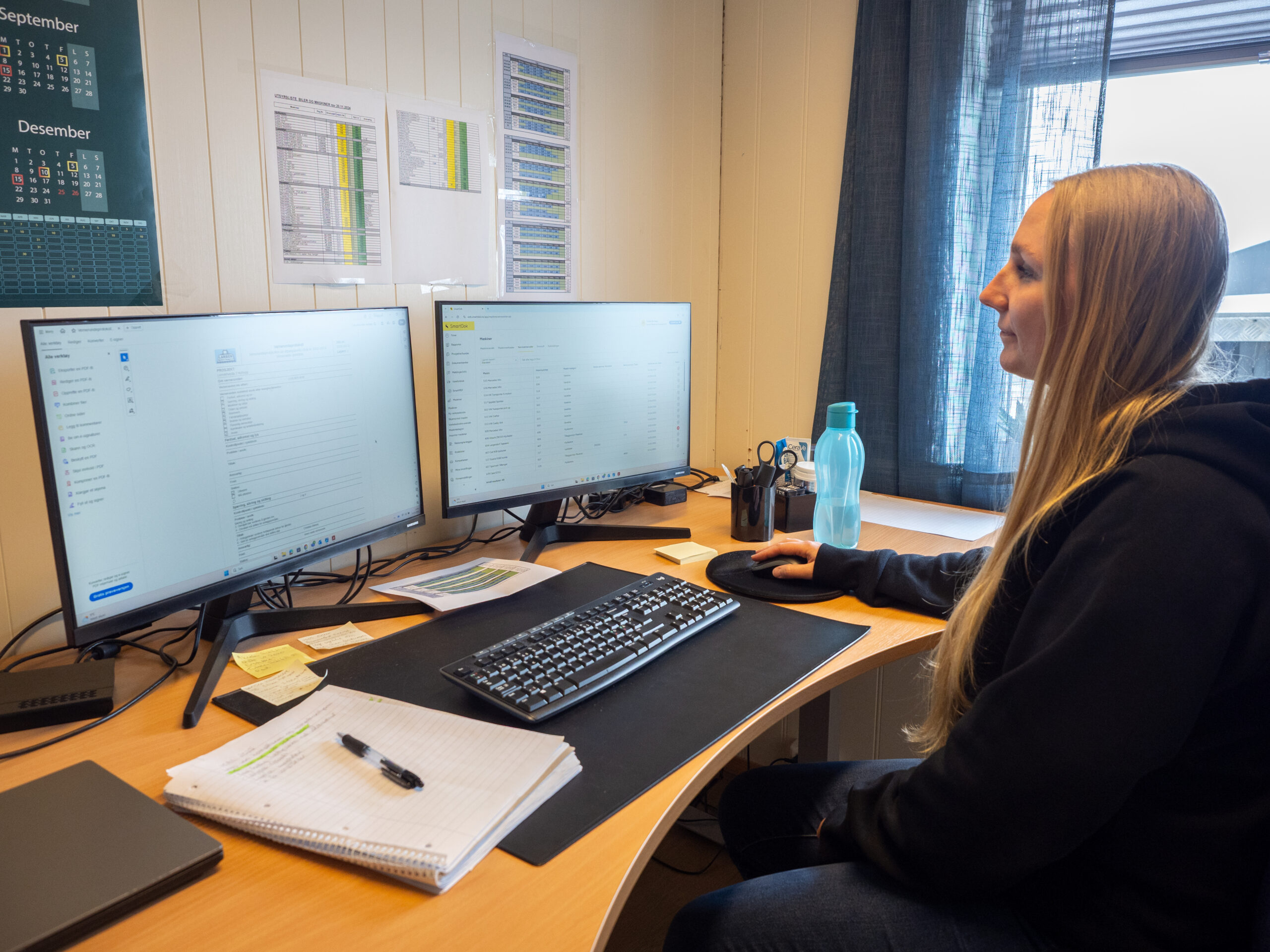 Fra kontorplassen hos Larsen Maskin & Transport sørger Cecilie Storhaug for orden i systemene. SmartDok er sentralt når hun følger opp RUH, HMS/KS og prosjektdetaljer.