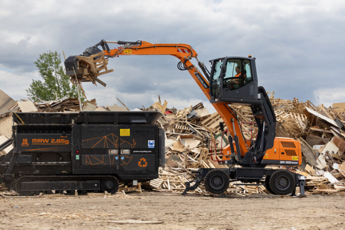 Den nye serien materialhåndteringsmaskiner fra Develon, med vekter fra 15 til 38 tonn, er nå klar for det europeiske markedet. (Foto: Develon)