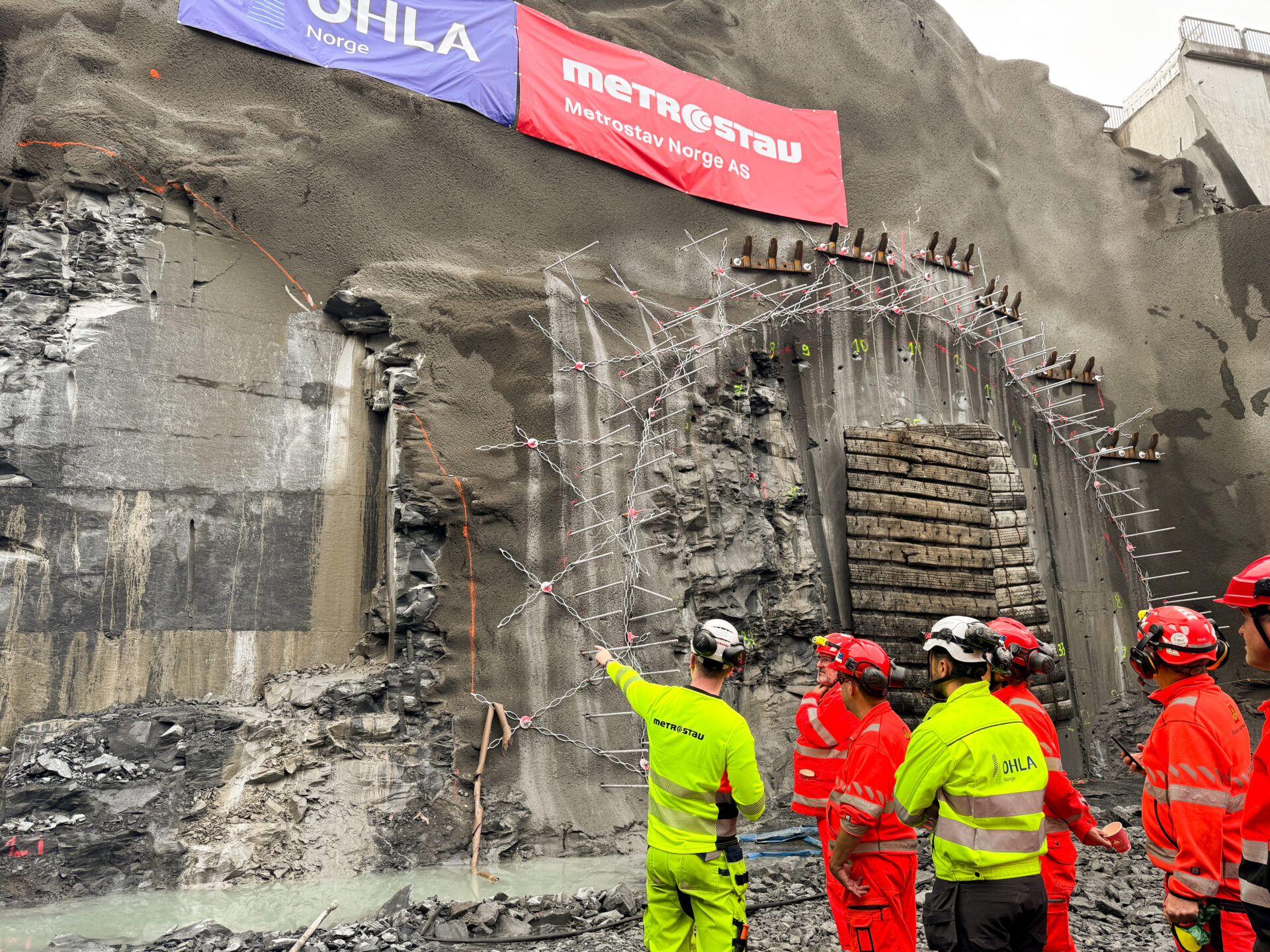 Tunnelportalene til den nye Gjønnestunnelen. Etter et års arbeid med å forberede byggegropen var det endelig tid for å kunne avfyre første tunnelsalve. (Foto: Eirik Natlandsmyr, Statens vegvesen)