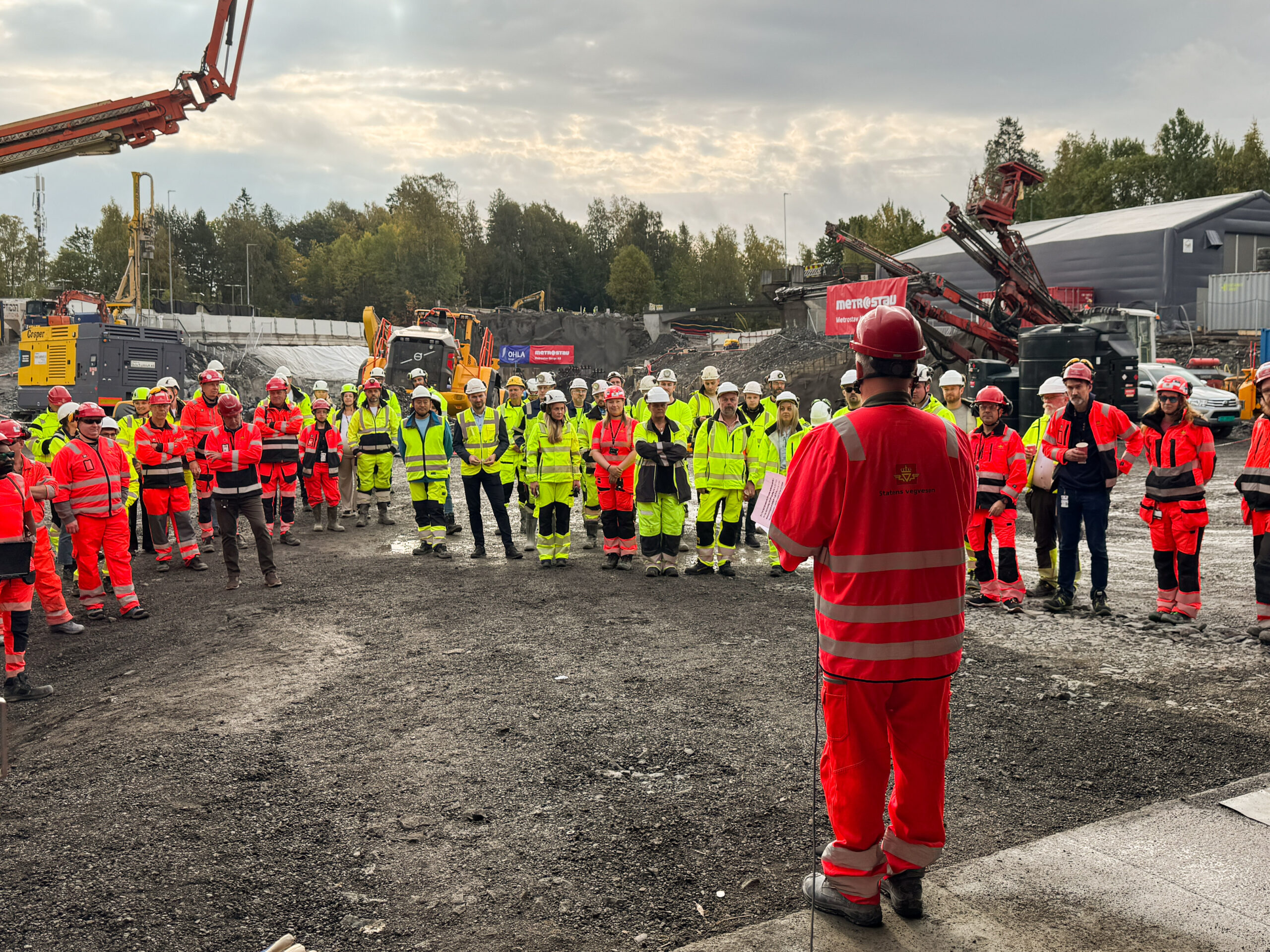 Prosjektsjef Tom Hedalen snakker til de ansatte på prosjektet før salven avfyres. (Foto: Eirik Natlandsmyr, Statens vegvesen)