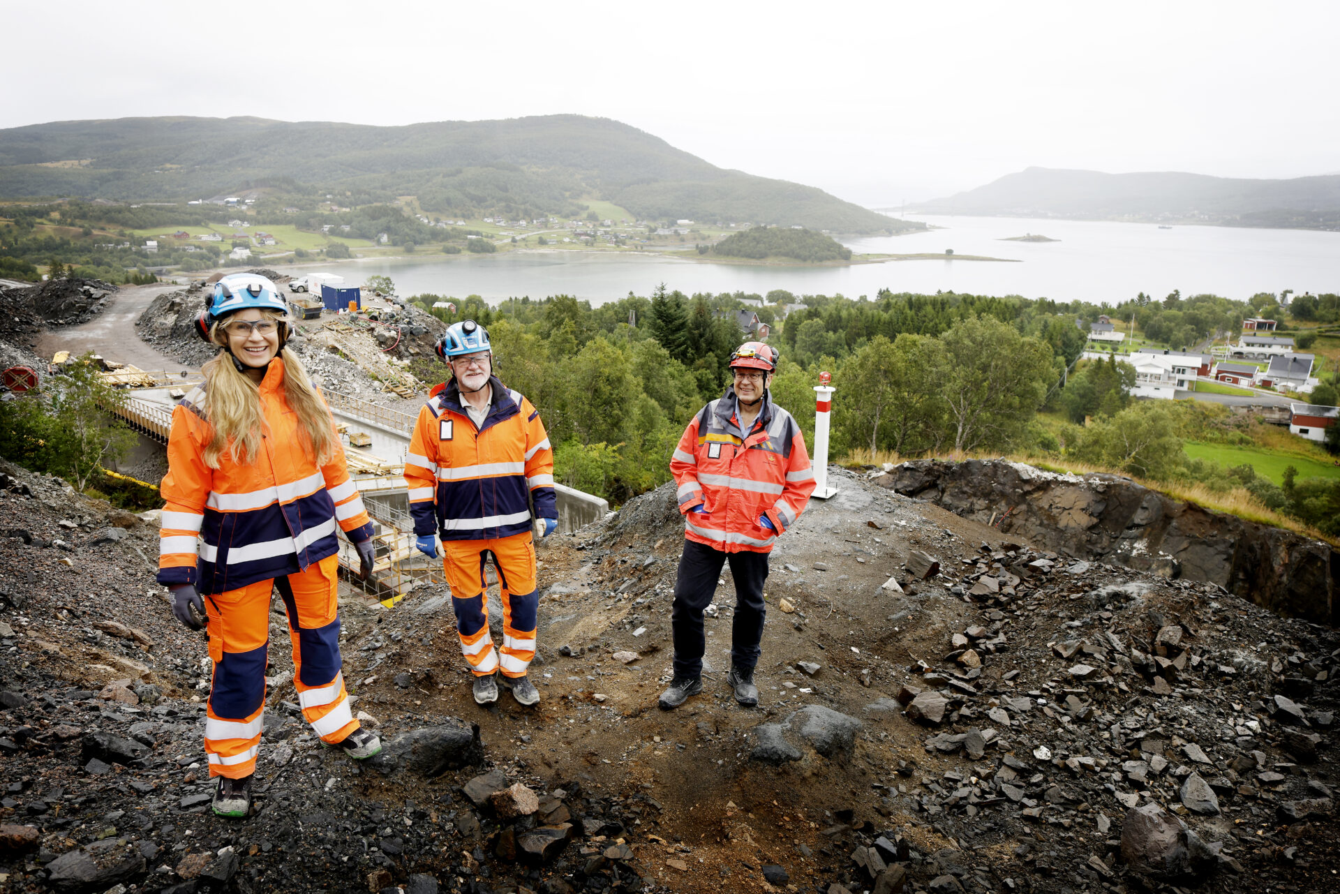 Fra venstre: Daglig leder i Hålogalandsvegen AS, Fridhild Hjortdahl, Skanskas prosjektdirektør i OPS Hålogalandsvegen, Are Eliassen og prosjektsjef i Statens vegvesen, Reidar Johansen. (Foto: OPS Hålogalandsvegen)
