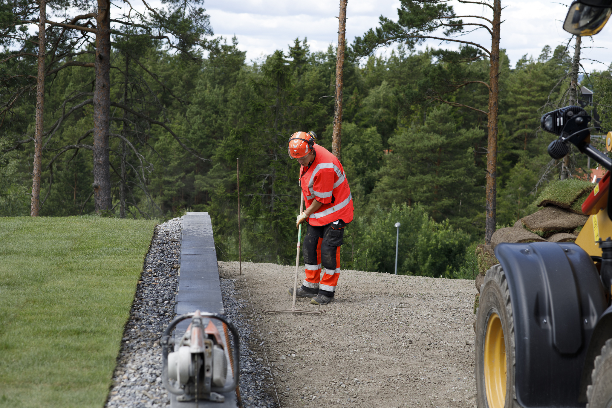 Selskapet utfører oppdrag både på private eiendommer og for næringskunder. Her er Thobias Stokkan i gang med å bygge støttemur og legge ferdigplen på en privat adresse. (Foto: Ida Christin Foss)