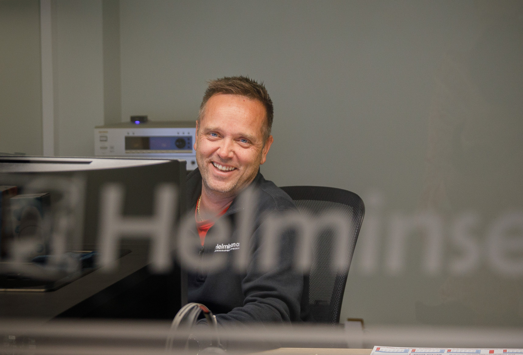 Thomas Hansen, driftskoordinator, er eldstemann i selskapet, og har blant annet ansvar for oppfølging av lærlinger og HMS. (Foto: Ida Christin Foss)