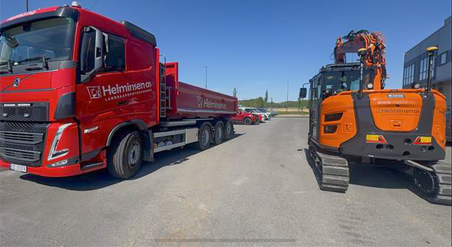 Maskinparken er av nyere dato, og består blant annet av flere beltegravere fra Hitachi. Nylig ble en 4-akslet Volvo krokbil innkjøpt. (Foto: Helminsen)