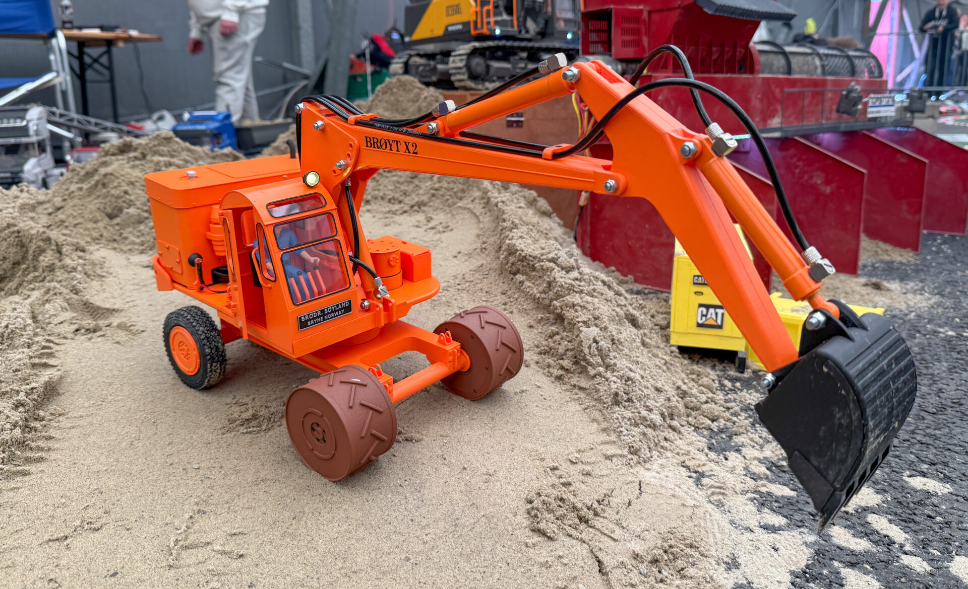 Detaljrik radiostyrt Brøyt X2-modell med blant annet hydraulikksystem og lys som virker. (Foto: Njål Hagen)