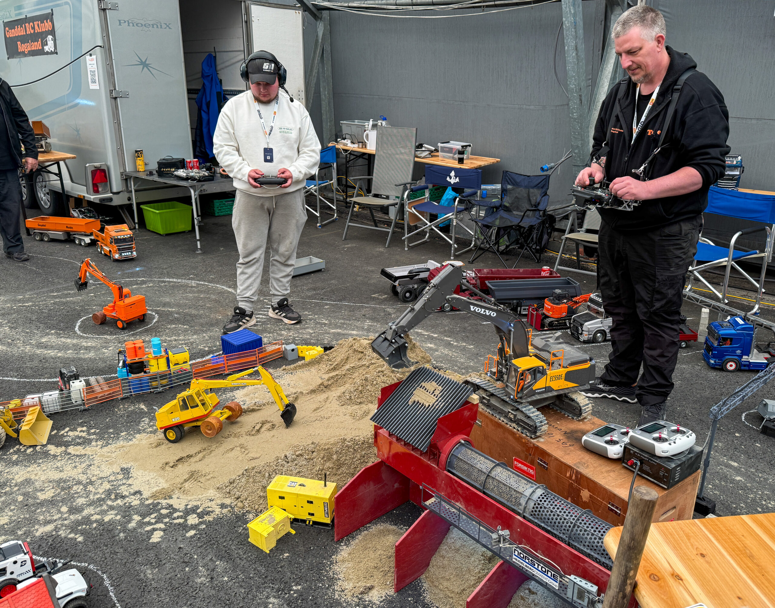 Det er Tore Langelandsvik (t.h.) som har bygget Brøyt X2-modellen. Glenn Adrian Vea har bygget en Brøyt X20, som også ble vist frem sammen med en rekke andre maskiner og lastebiler. (Foto: Njål Hagen)