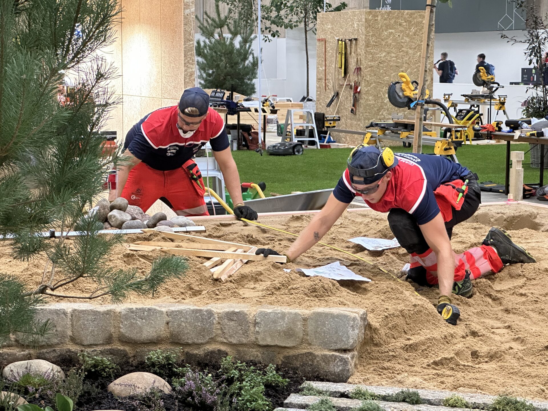 Fabian Jakobsen Skatvedt (t.v.) og Jørgen Hansen-Sukke konkurrerer med 11 andre nasjoner under Yrkes-EM i anleggsgartnerfaget i Danmark. (Foto: Runar F. Daler)